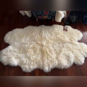 100% SHEEPSKIN RUG NEW!